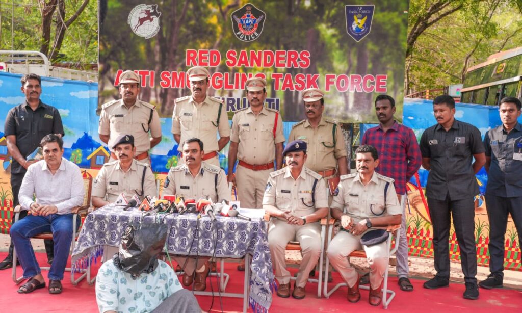 శేషాచలంలో భారీ ఎర్రచందనం స్మగ్లింగ్ భగ్నం