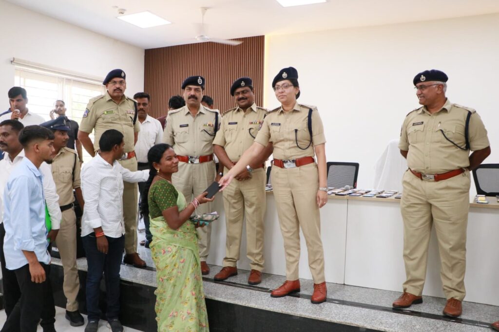 పోగొట్టుకున్న 127 మొబైళ్లను అప్పగించిన సిద్ధిపేట పోలీసులు