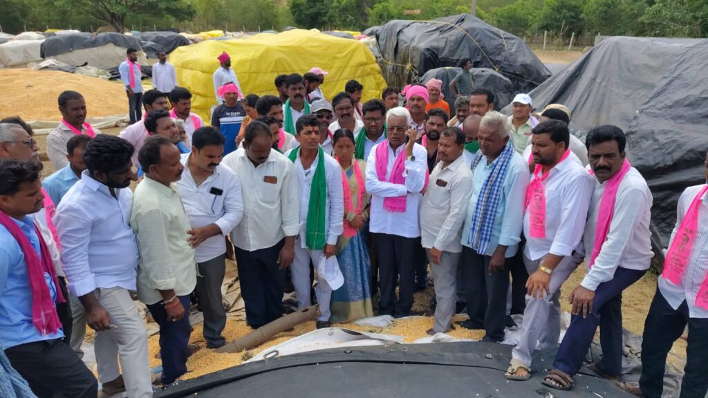 ఇల్లందు మండలం రేపల్లెవాడ ధాన్యం కొనుగోలు కేంద్రాన్ని సందర్శించిన దిండిగాల.