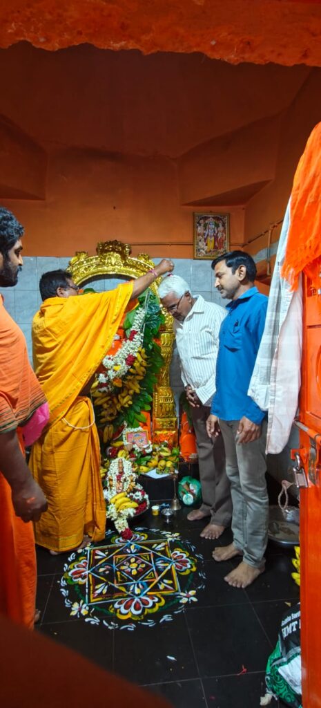 ఆంజనేయస్వామి గుడిలో ప్రత్యేక పూజలు నిర్వహించిన దిండిగాల రాజేందర్.