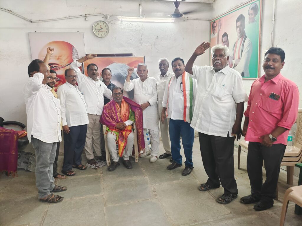 నూతనంగా ఎన్నికైన కాంగ్రెస్పార్టీ పట్టణ అధ్యక్షులు బోళ్ల సూర్యాన్ని సన్మానించిన ఏఐసీసీ నేషనల్ కోఆర్డినేటర్ ఖాజా గౌస్ మోయినుద్దీన్.