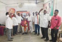 నూతనంగా ఎన్నికైన కాంగ్రెస్పార్టీ పట్టణ అధ్యక్షులు బోళ్ల సూర్యాన్ని సన్మానించిన ఏఐసీసీ నేషనల్ కోఆర్డినేటర్ ఖాజా గౌస్ మోయినుద్దీన్.