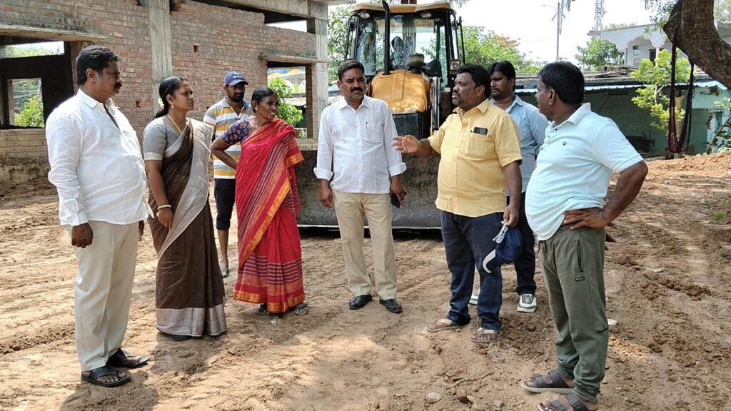 మల్టీ యుటిలిటీ సెంటర్ పనులను త్వరిత గతిన పూర్తి చేయాలని ఆదేశించిన ఇల్లందు మున్సిపల్ చైర్పర్సన్  దొడ్డ కిరణమిత్ర డానియల్